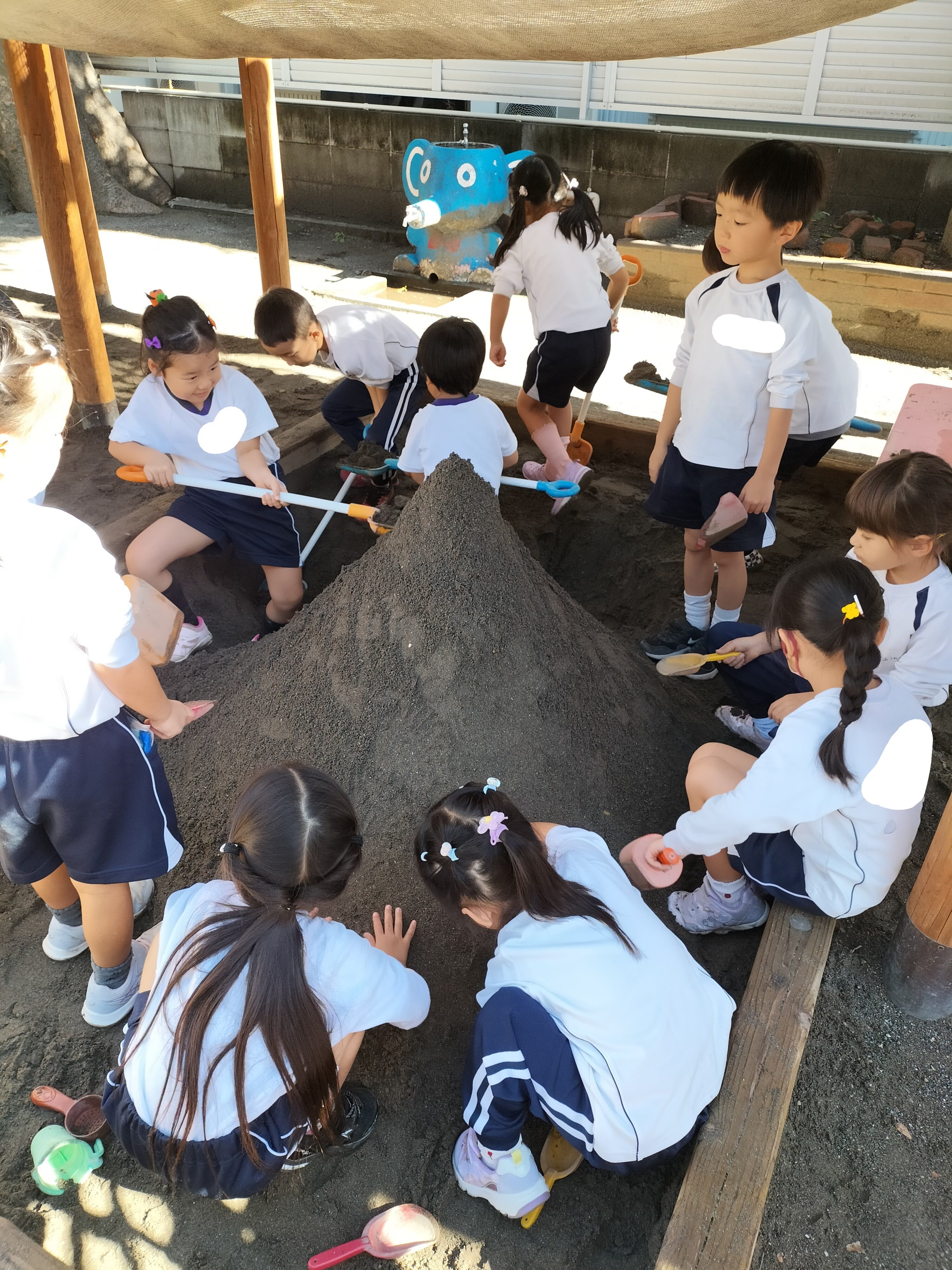 砂場で遊んでいる画像